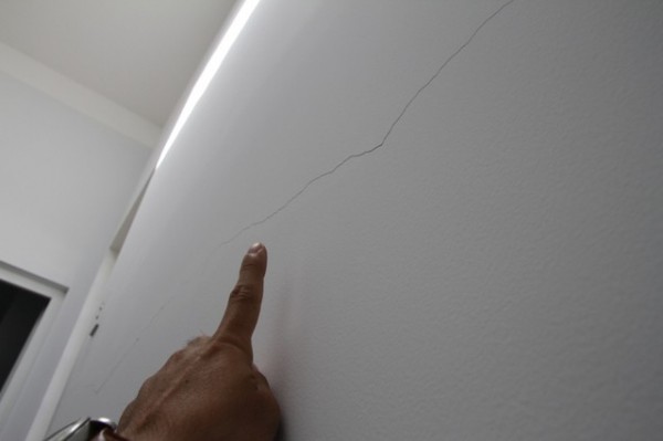 Cách xử lý trần nhà bị nứt trong xây dựng